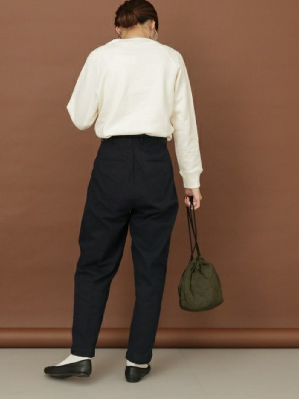 ホワイト系のスウェット、ブルー系のその他パンツを着用したレディースの秋コーディネートの1枚目の写真