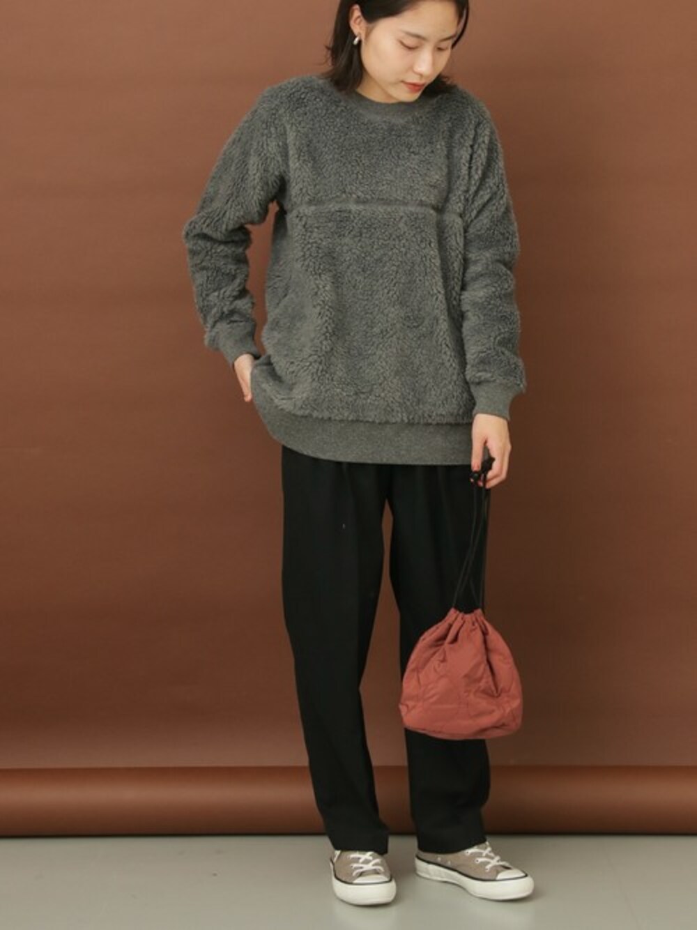 「カジュアル、シンプル、グレー、ボア、お出かけコーデ、旅行、FORK&SPOON、ボアプルオーバー、FORK&SPOON WOMEN」｜「FORK&SPOONのFORK&SPOON　ボアプルオーバー（Tシャツ/カットソー、グレー系）」を使った、FORK&SPOON WOMENさん（レディース・161cm）の秋コーディネートの1枚目の写真