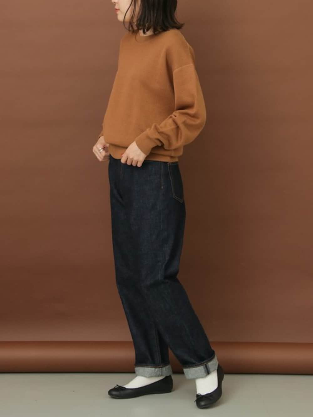 イエロー系のTシャツ/カットソー、ブルー系のデニムパンツを着用したレディースの秋コーディネートの1枚目の写真