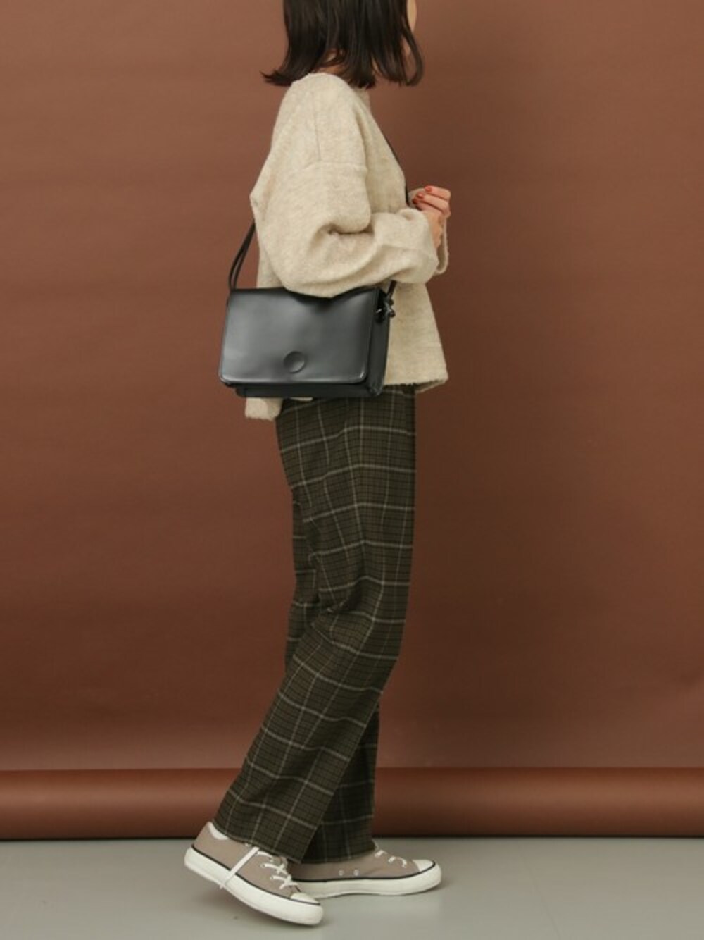 ベージュ系のTシャツ/カットソー、グリーン系のその他パンツを着用したレディースの秋コーディネートの1枚目の写真