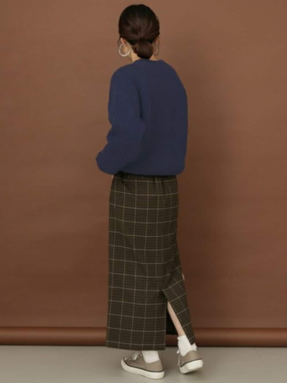 ブルー系のニット/セーター、グリーン系のスカートを着用したレディースの秋コーディネートの1枚目の写真