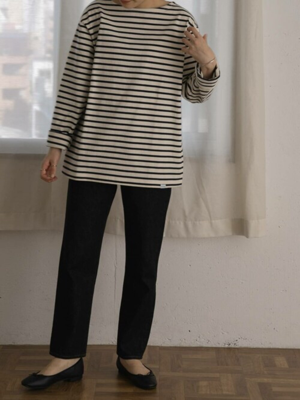 ホワイト系のTシャツ/カットソーを着用したレディースの秋コーディネートの1枚目の写真