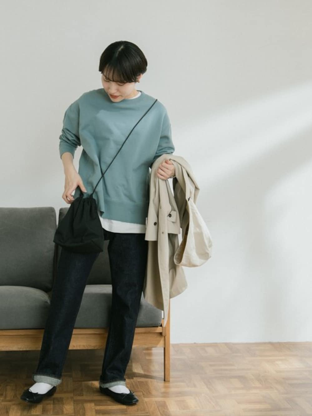 「スウェット、シンプル、ブルー、大人カジュアル、おでかけ、FORK&SPOON、定番、カジュアルコーデ、FORK&SPOON WOMEN」｜「FORK&SPOONのFORK&SPOON　ウラケプルオーバー（スウェット、ブルー系）」を使った、FORK&SPOON WOMENさん（レディース・161cm）の冬コーディネートの1枚目の写真