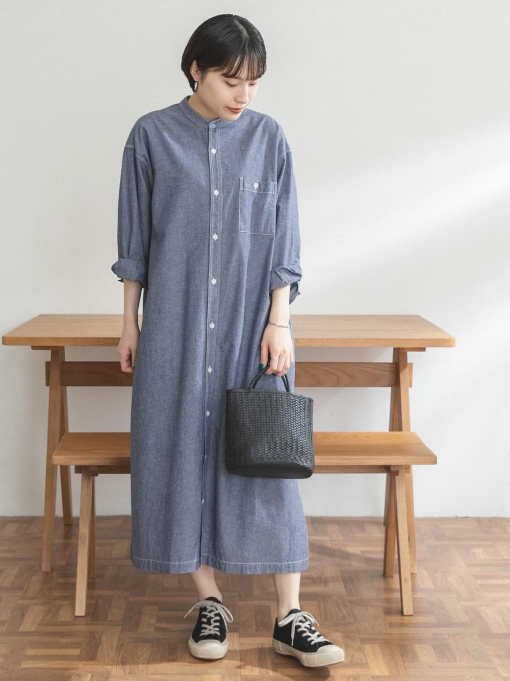 「FORK&SPOON、FORK&SPOON WOMEN、ワンピース、スニーカー、シンプル、ベーシック」｜「FORK&SPOONのFORK&SPOON　バンドカラーシャンブレーワンピース（ワンピース、ブルー系）」を使った、FORK&SPOON WOMENさん（レディース・161cm）の春コーディネートの1枚目の写真