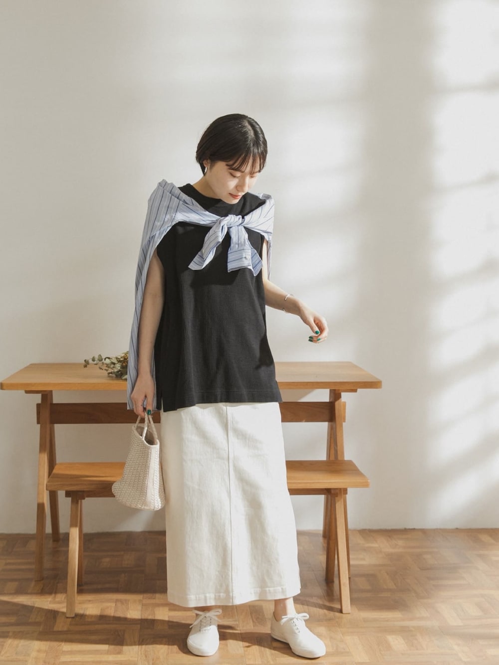 「FORK&SPOON、FORK&SPOON WOMEN、ノースリーブ、スカートスタイル、カジュアル、シンプル」｜「FORK&SPOONのFORK&SPOON　サイドベンツストレートスカート（スカート、ホワイト系）」を使った、FORK&SPOON WOMENさん（レディース・161cm）の春コーディネートの1枚目の写真