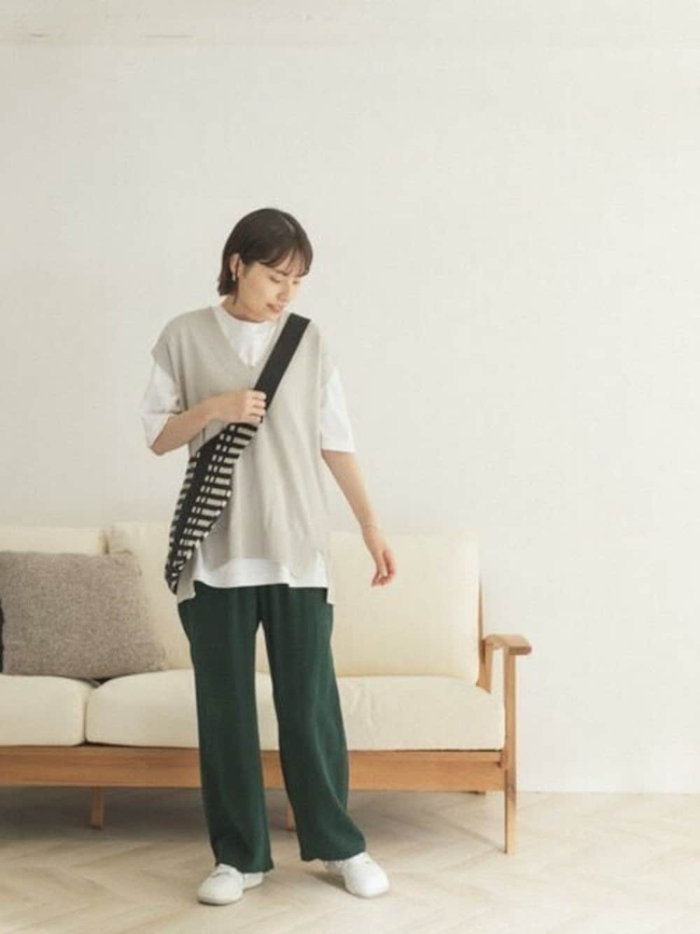 「カラーパンツ、ベスト、大人カジュアル、ニットベスト、FORK&SPOON、白Tシャツ、韓国ファッション、グリーンパンツ、FORK&SPOON WOMEN」｜「FORK&SPOONの【WEB限定】FORK&SPOON　ルーズVネックニットベスト（ニット/セーター、グレー系）」を使った、FORK&SPOON WOMENさん（レディース・161cm）の夏コーディネートの1枚目の写真