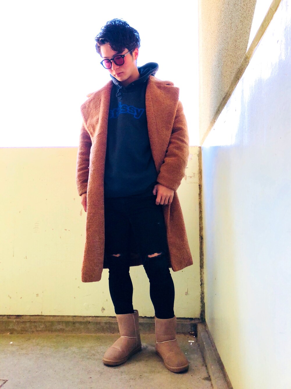 「stussy、コート×パーカー、パーカー×トレーナー、ムートンブーツ、Daniel Wellington、KOMONO.、GAP、冬コーデ」｜「GAPのミッドライズ デニム イージーレギンス（デニムパンツ、ブラック系）」を使った、ゆたさん（メンズ・171cm）の冬コーディネートの1枚目の写真