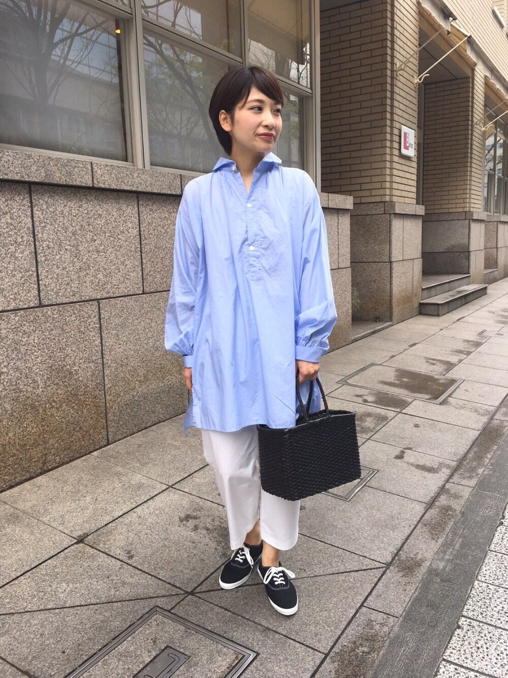 ブルー系のシャツ/ブラウス、ブラック系のショルダーバッグ、ブラック系のスニーカーを着用したレディースの春コーディネートの1枚目の写真