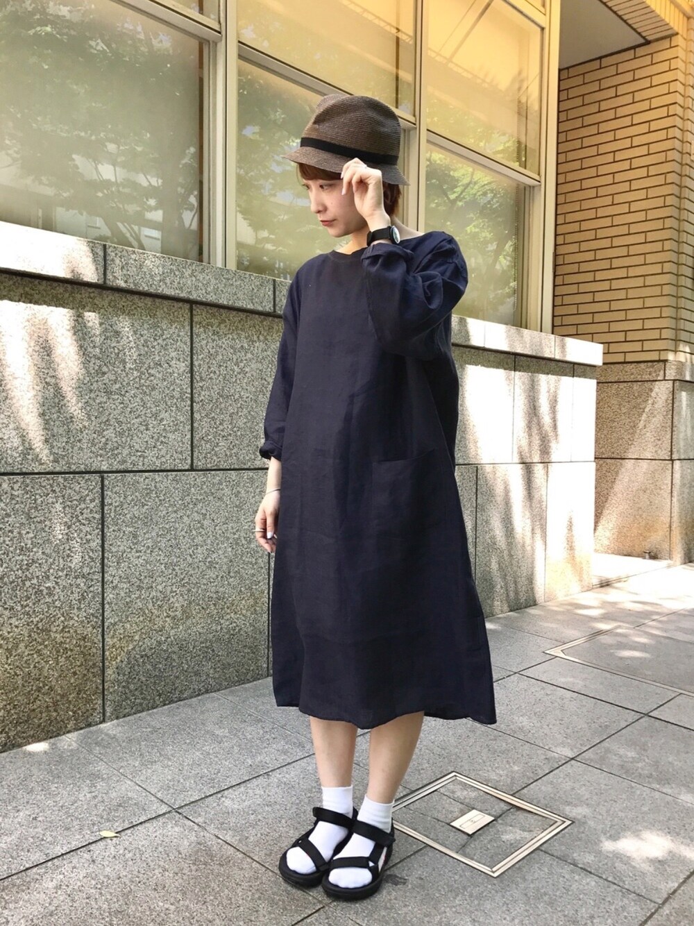 ブルー系のワンピース、ブラック系のサンダル、その他のハットを着用したレディースの春コーディネートの1枚目の写真