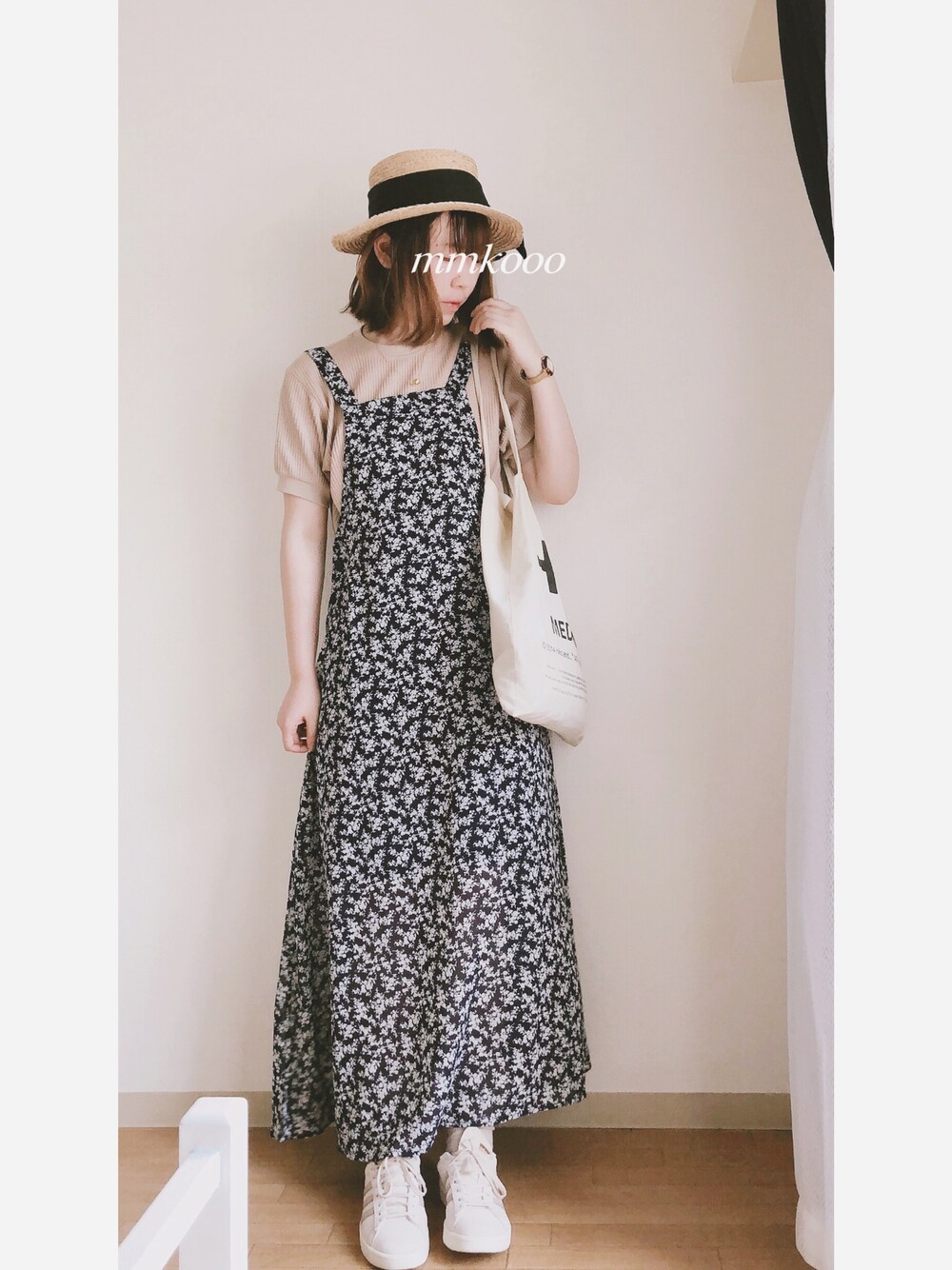 ベージュ系のTシャツ/カットソー、ブルー系のワンピース、ピンク系のスニーカーを着用したレディースの夏コーディネートの1枚目の写真