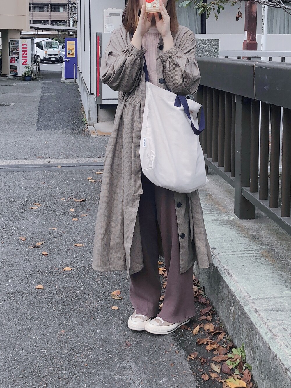 その他のワンピース、ベージュ系のTシャツ/カットソー、ブラウン系のパンツを着用したレディースの秋コーディネートの1枚目の写真