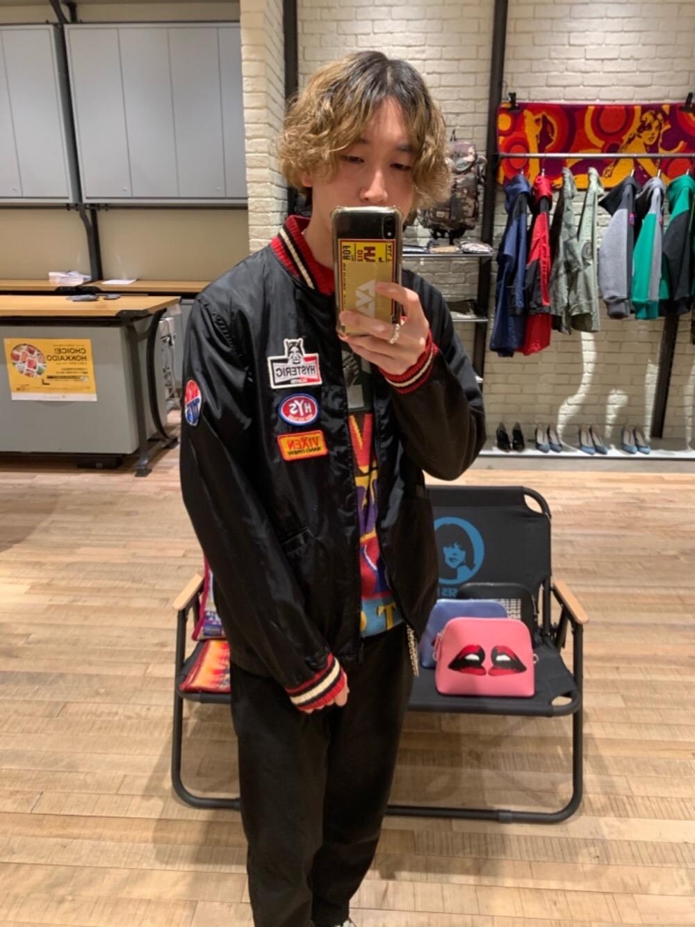 「Hysteric Glamour、春コーデ、ヒステリックグラマー、ニットコーデ」｜「HYSTERIC GLAMOURのスタッズリング（リング、シルバー系）」を使った、dr.tateさん（メンズ・170cm）の春コーディネートの1枚目の写真