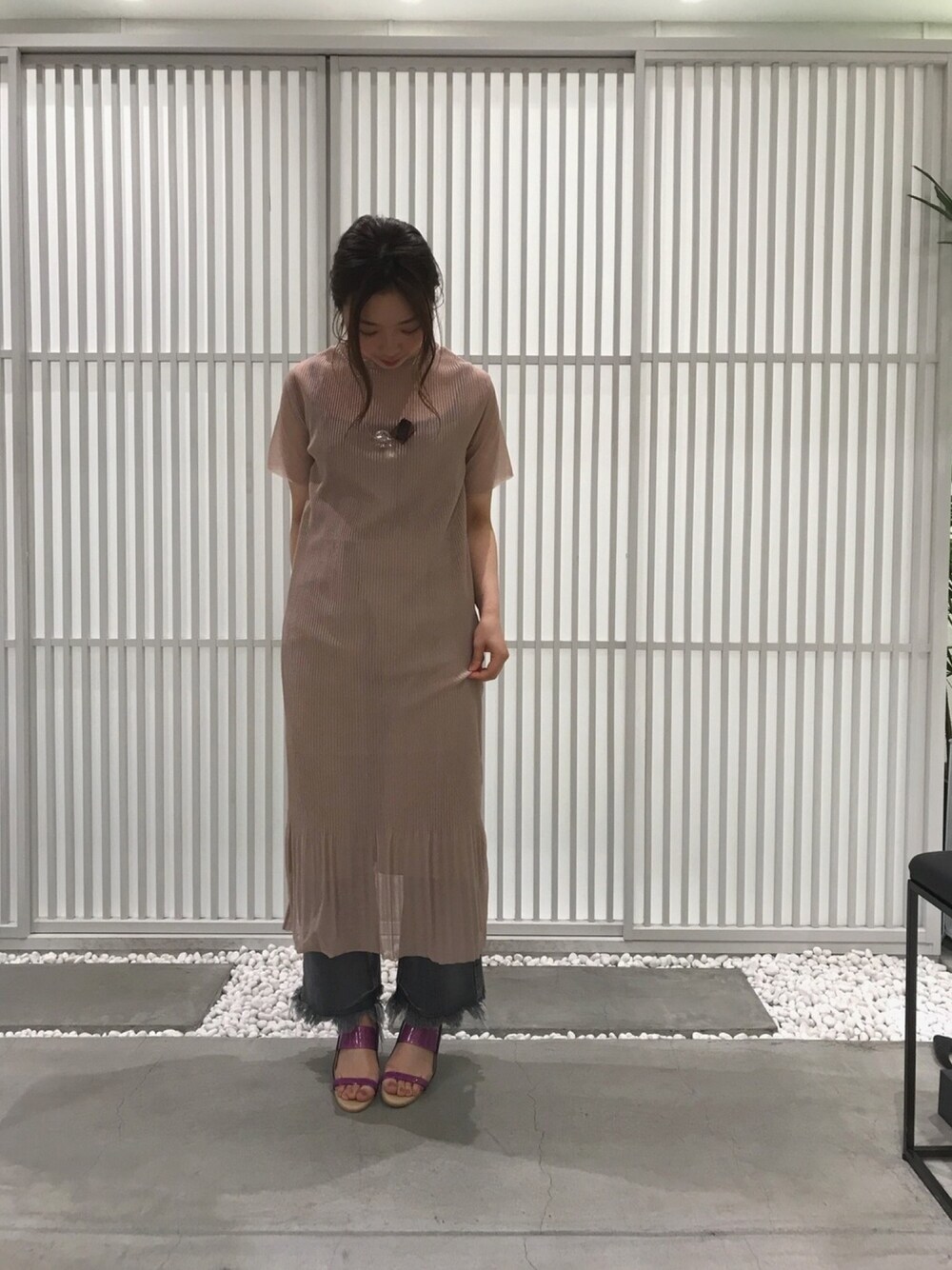 「ワンピース×デニム、ニットワンピース、サマーニット、きれいめカジュアル、リラックススタイル、UNITED TOKYO、upper hights、デニム、デニム×ヒール、サンダル」｜「UNITED TOKYOのニットプリーツワンピース（ワンピース、ベージュ系）」を使った、hitomi_utさん（レディース・155cm）の春コーディネートの1枚目の写真
