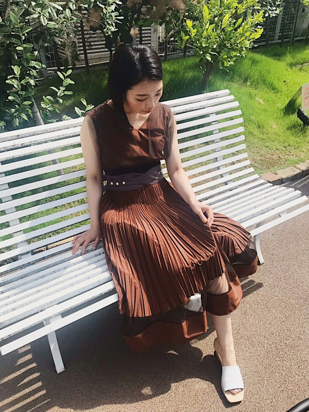 「夏コーデ、オトナ女子、ワンピース、結婚式、ブラウン、サンダル、スタッフセンバツ、ユナイテッドトウキョウ、UNITED TOKYO、キレイめ」｜「UNITED TOKYOのチュールプリーツワンピース（シャツワンピース、ブラウン系）」を使った、hitomi_utさん（レディース・155cm）の夏コーディネートの1枚目の写真
