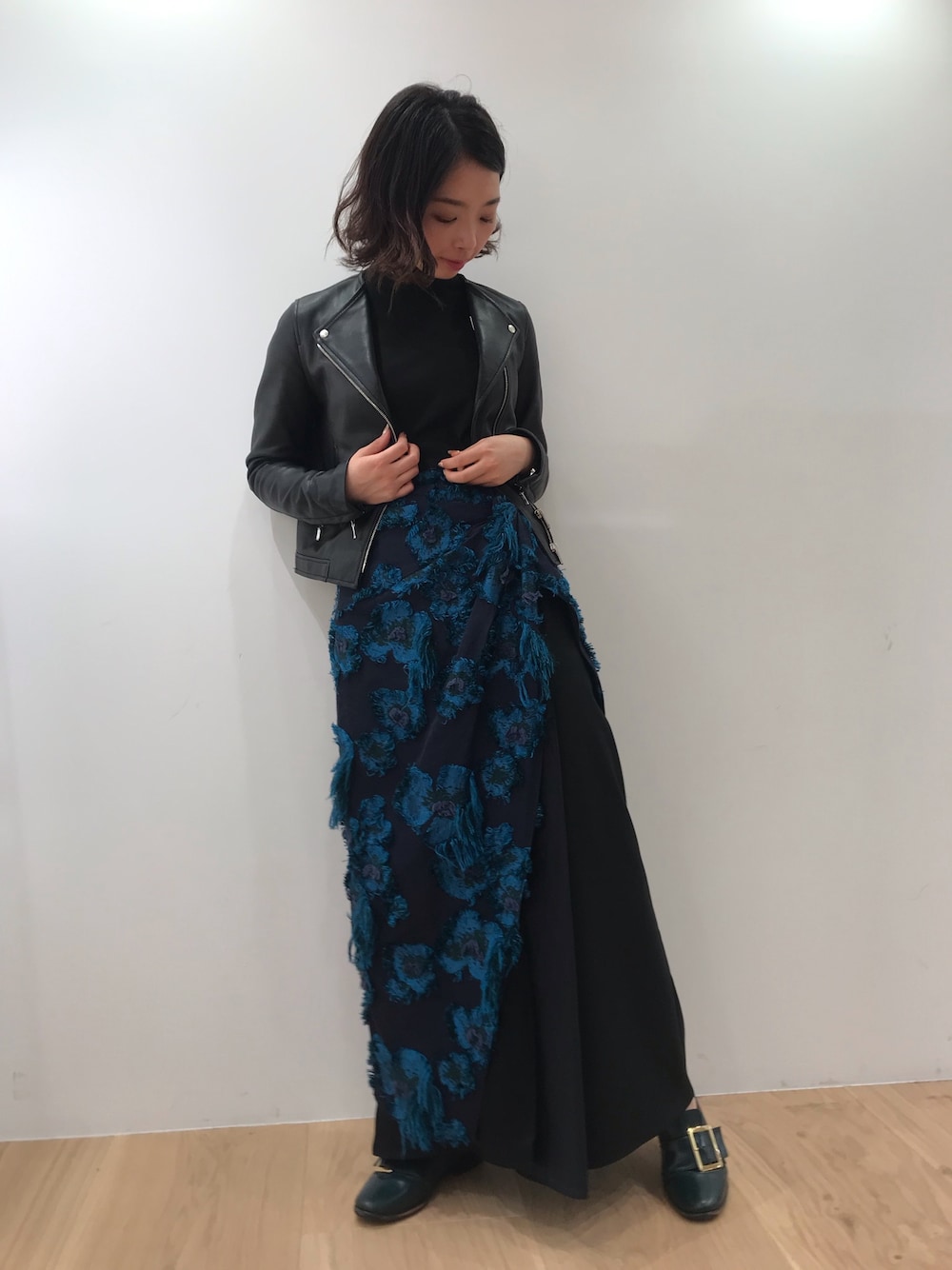 「大人カジュアル、秋、オケージョン、ワンピース、結婚式、お呼ばれスタイル、ドレス、ロングワンピース、キレイめ、UNITED TOKYO」｜「UNITED TOKYOのツイストフラワーJQワンピース（ワンピース、ブルー系）」を使った、hitomi_utさん（レディース・156cm）の秋コーディネートの1枚目の写真