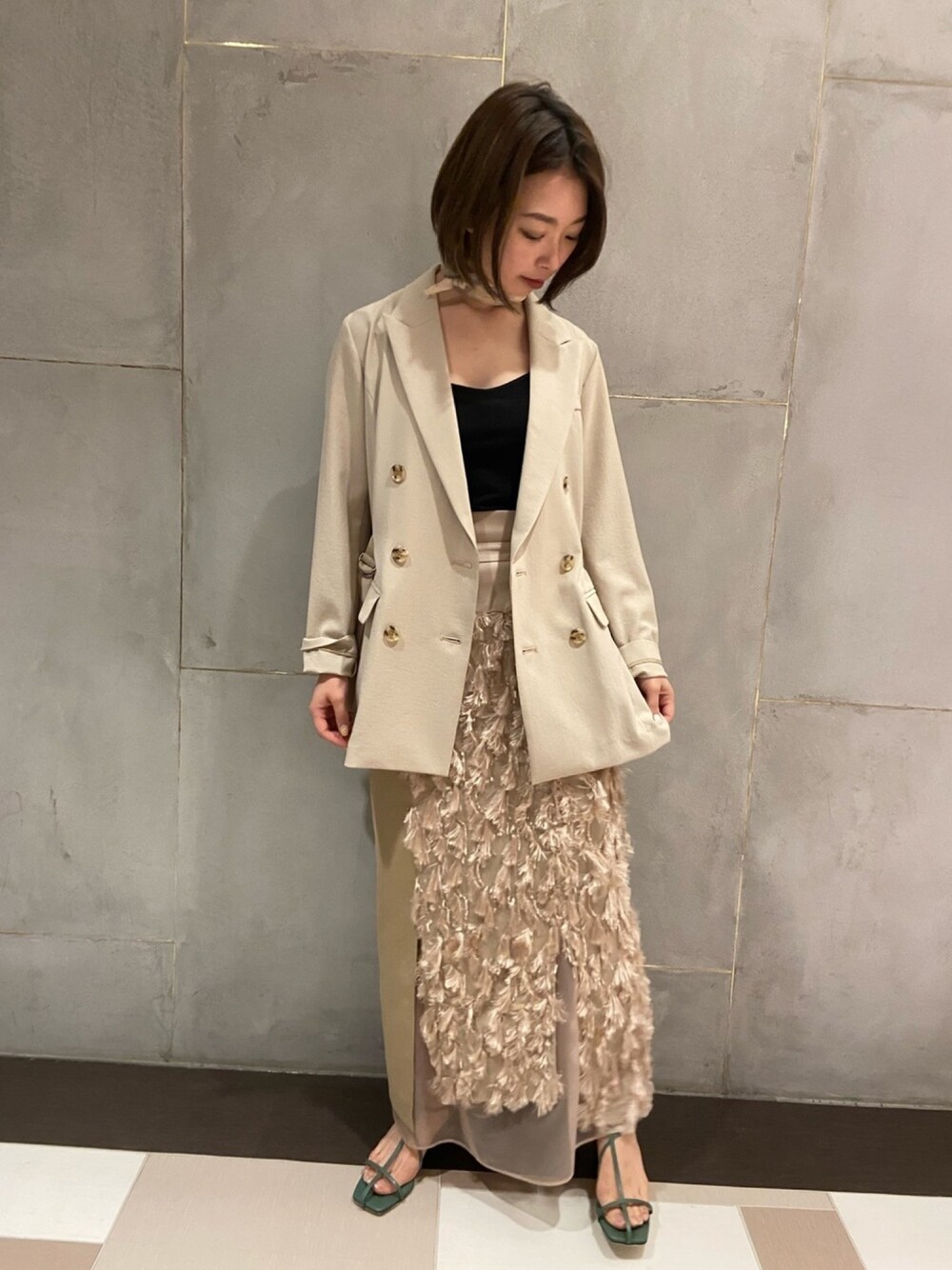「おうちファッション、春コーデ、大人カジュアル、キレイめ、スカート、ジャケット、ベージュ、ワントーンコーデ、ユナイテッドトウキョウ、UNITED TOKYO」｜「UNITED TOKYOのサイドベルトダブルジャケット（テーラードジャケット、ベージュ系）」を使った、hitomi_utさん（レディース・156cm）の春コーディネートの1枚目の写真