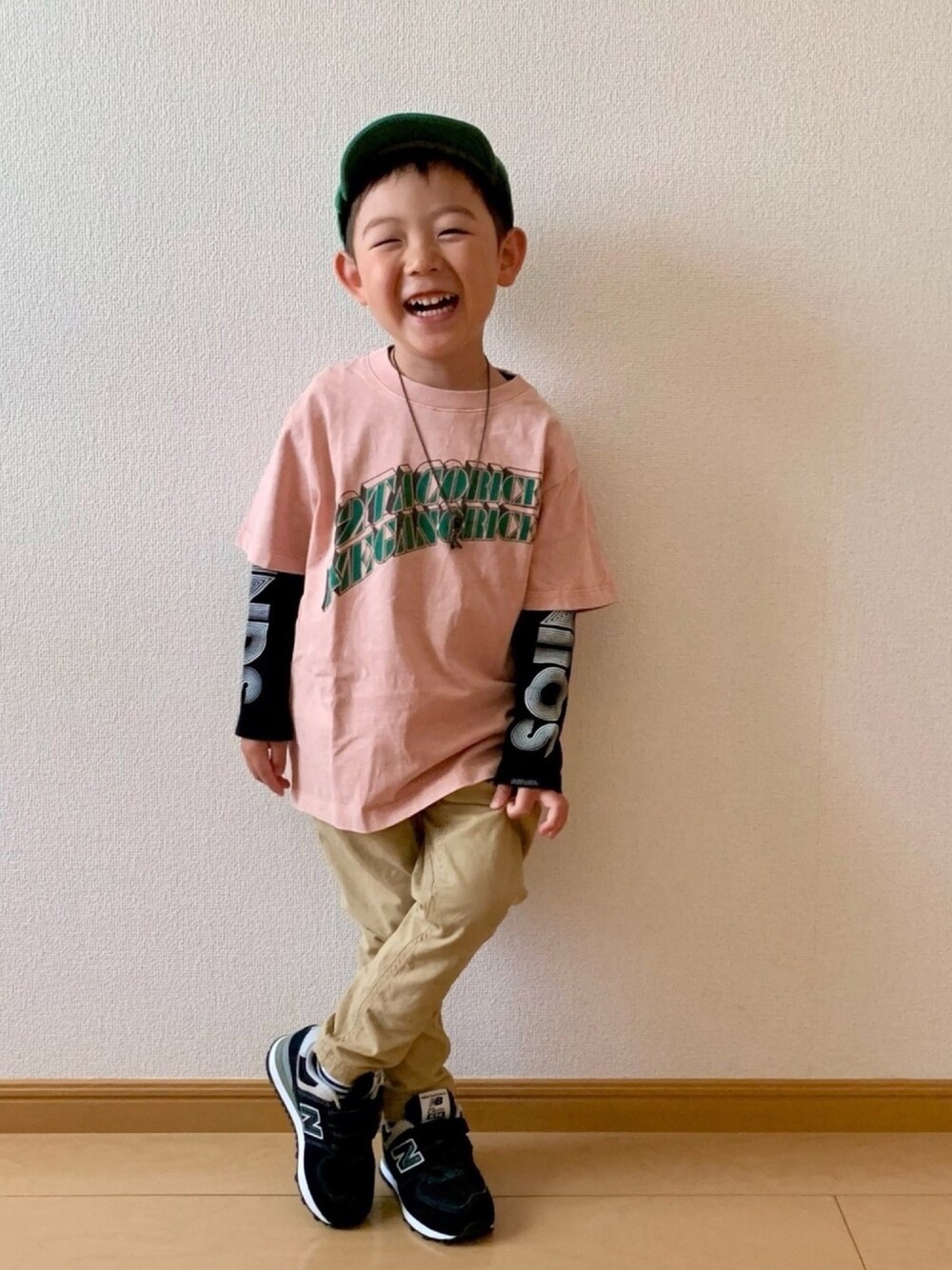 ピンク系のTシャツ/カットソー、ブラック系のTシャツ/カットソー、ベージュ系のパンツを着用したキッズの春コーディネートの1枚目の写真