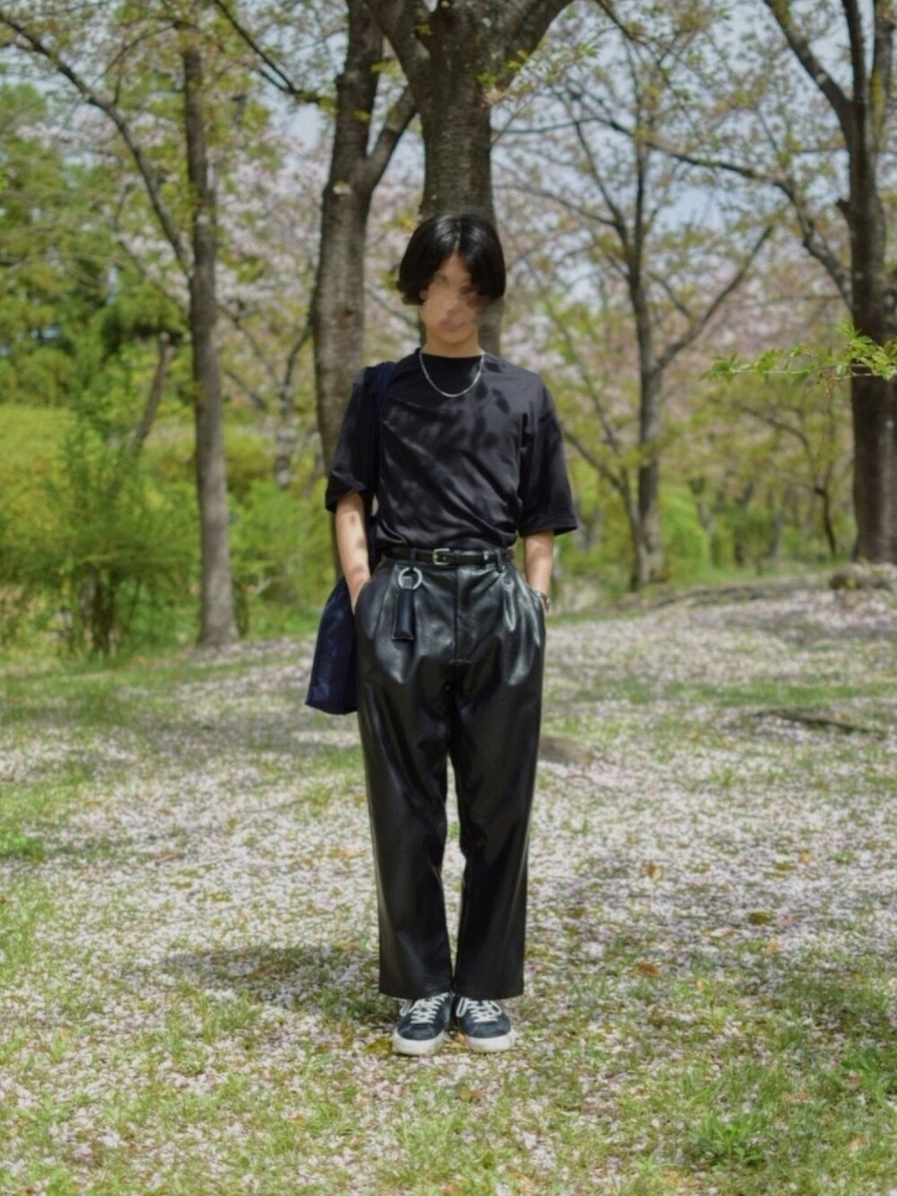「オールブラック、タックイン、レザーパンツ、ワントーンコーデ、トートバッグ、はるコーデ」｜「UNIQLOのエアリズムコットンオーバーサイズTシャツ（5分袖）（Tシャツ/カットソー、ブラック系）」を使った、𝖲𝗍𝖾𝗅𝗈さん（メンズ・170cm）の春コーディネートの1枚目の写真