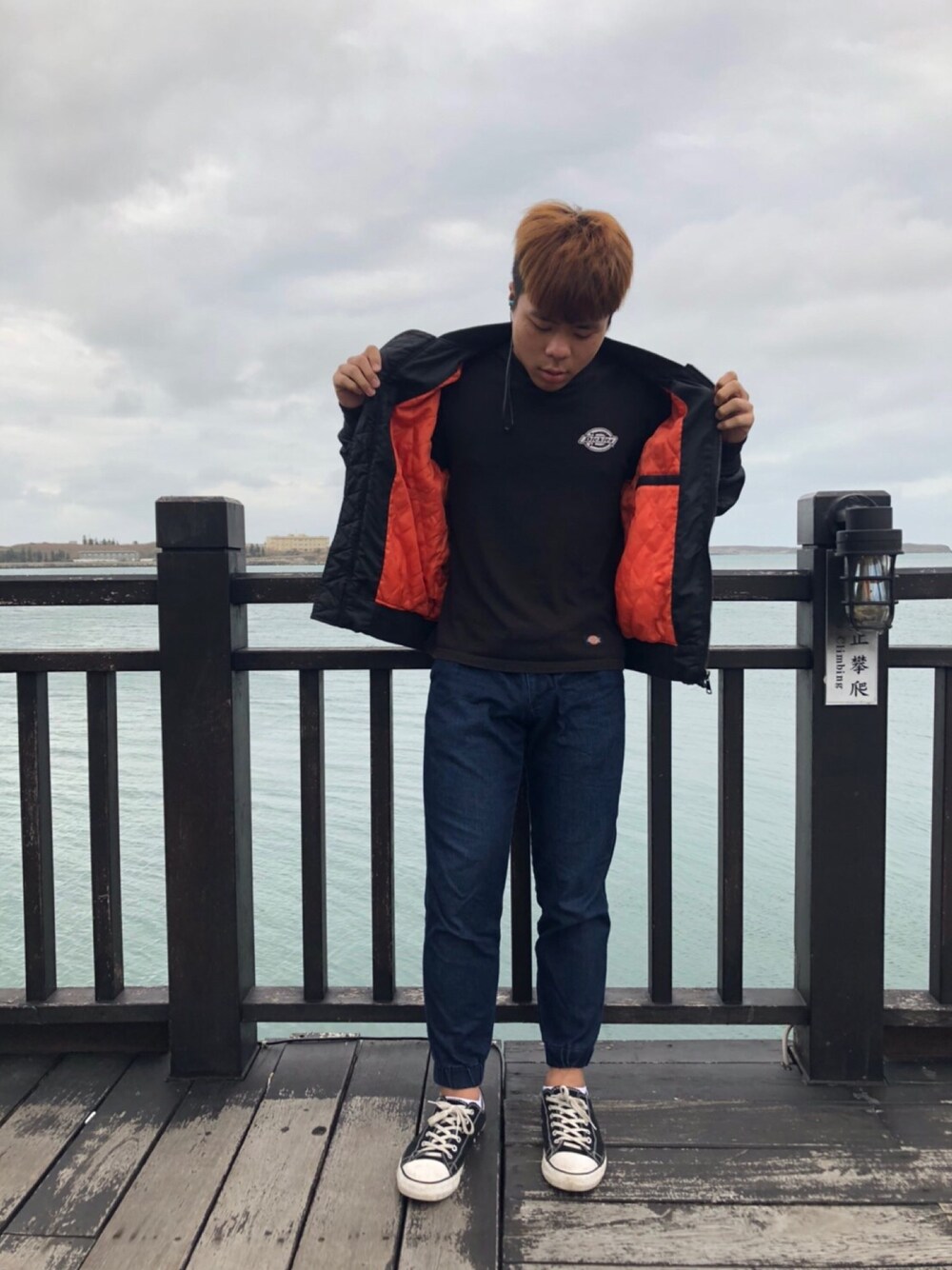 「休閒、澎湖」｜「Dickiesのアイテム（その他トップス、ブラック系）」を使った、阿勝さん（メンズ・167cm）の冬コーディネートの1枚目の写真