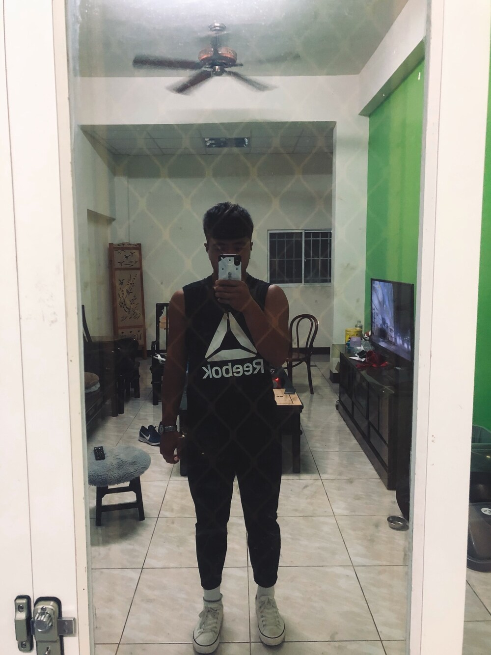 「家」｜「Reebokのアイテム（キャミソール、ブラック系）」を使った、阿勝さん（メンズ・167cm）の秋コーディネートの1枚目の写真