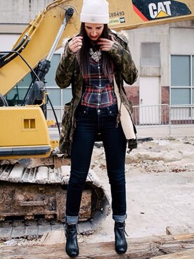 「PAIGE（ペイジ）のアイテム」を使った、Katie Rayeさん（レディース・170cm）の春コーディネート