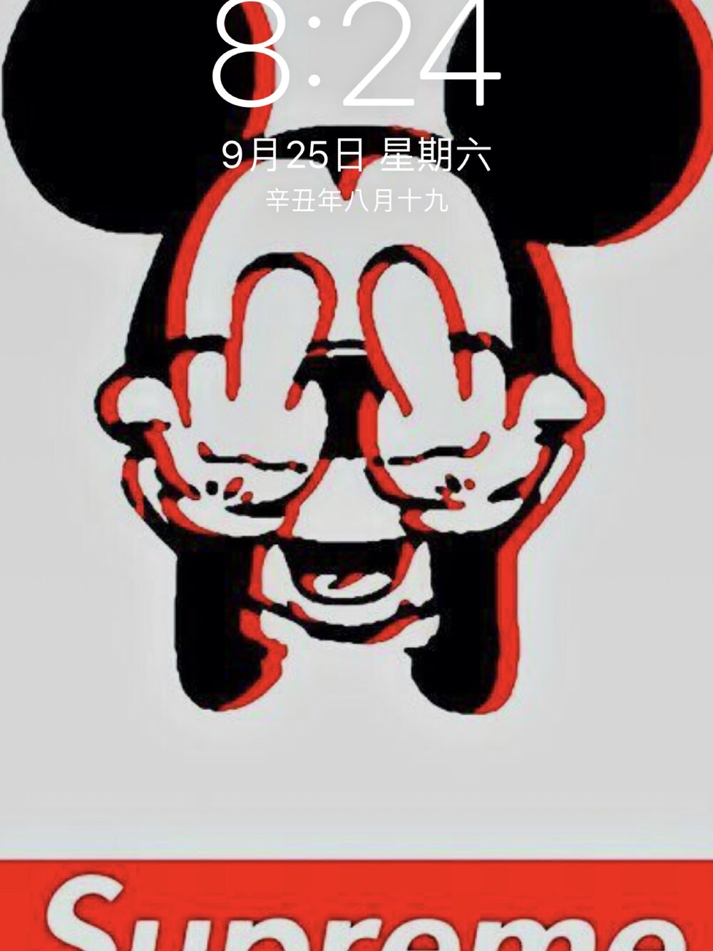 「ootd、mickey、supreme」｜「Supreme のアイテム（コインケース、レッド系）」を使った、許芳瑜さん（メンズ・165cm）の秋コーディネートの1枚目の写真