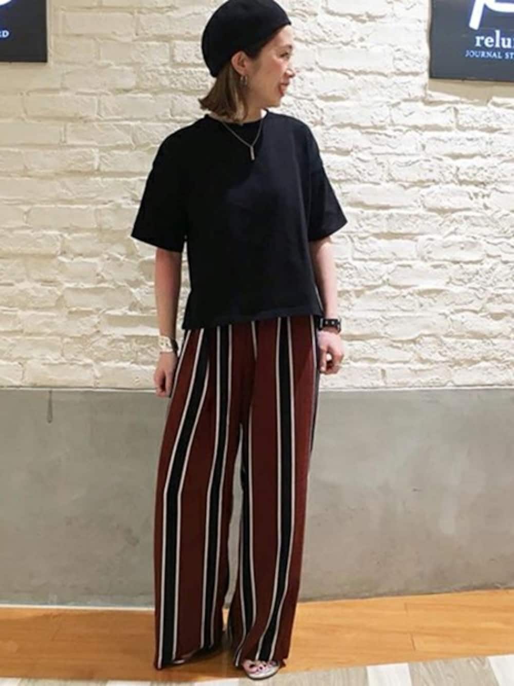 「ストライプ、大人カジュアル、休日スタイル、ラフ、パンツスタイル、リラックススタイル、夏コーデ、JOURNAL STANDARD relume、relume、オトナ女子」｜「JOURNAL STANDARD relumeのPE マルチストライプイージーパンツ（その他パンツ、ブルー系）」を使った、relume 博多店 スタッフAさん（レディース・157cm）の春コーディネートの1枚目の写真