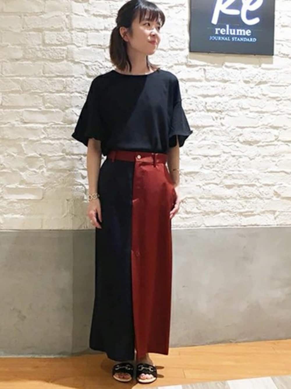 「カットソー、スカート、バイカラー、大人カジュアル、サンダル、夏コーデ、JOURNAL STANDARD relume、relume、オトナ女子、休日タイル」｜「JOURNAL STANDARD relumeの40/2天竺バッククロス スリーブプルオーバー（Tシャツ/カットソー、ブラック系）」を使った、relume 博多店 スタッフAさん（レディース・162cm）の夏コーディネートの1枚目の写真