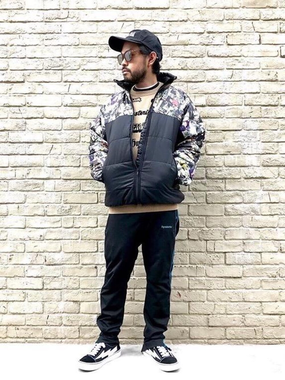 「スニーカー、キャップ、大人カジュアル、ジャージ、Hysteric Glamour、ヒステリックグラマー、ラインパンツ、ニットスタイル、冬のアウター、ビッグサイズコーデ」｜「HYSTERIC GLAMOURのPolaroid×HYSTERIC/CHEETAH サングラス（サングラス、ブラウン系）」を使った、Hさん（メンズ・166cm）の秋コーディネートの1枚目の写真
