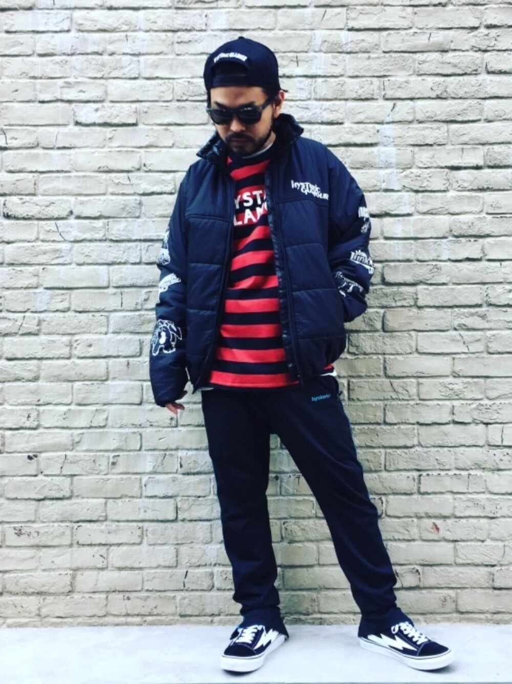 「スニーカー、ボーダー、キャップ、大人カジュアル、ジャージ、Hysteric Glamour、ヒステリックグラマー、ラインパンツ、冬のアウター、ビッグサイズコーデ」｜「HYSTERIC GLAMOURのHYS WHISKY柄 刺繍キャップ（キャップ、ブラック系）」を使った、Hさん（メンズ・166cm）の秋コーディネートの1枚目の写真