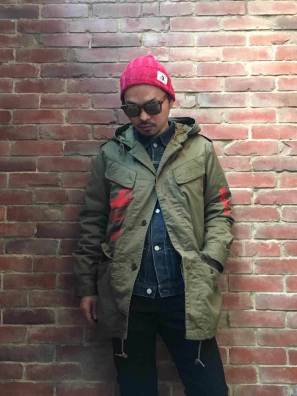 「コート、デニム、ミリタリー、アメカジ、ニット帽、大人カジュアル、Hysteric Glamour、ヒステリックグラマー、冬のアウター、ビッグサイズコーデ」｜「HYSTERIC GLAMOURのブラックSデニムスリムPT（デニムパンツ、ブラック系）」を使った、Hさん（メンズ・166cm）の冬コーディネートの1枚目の写真