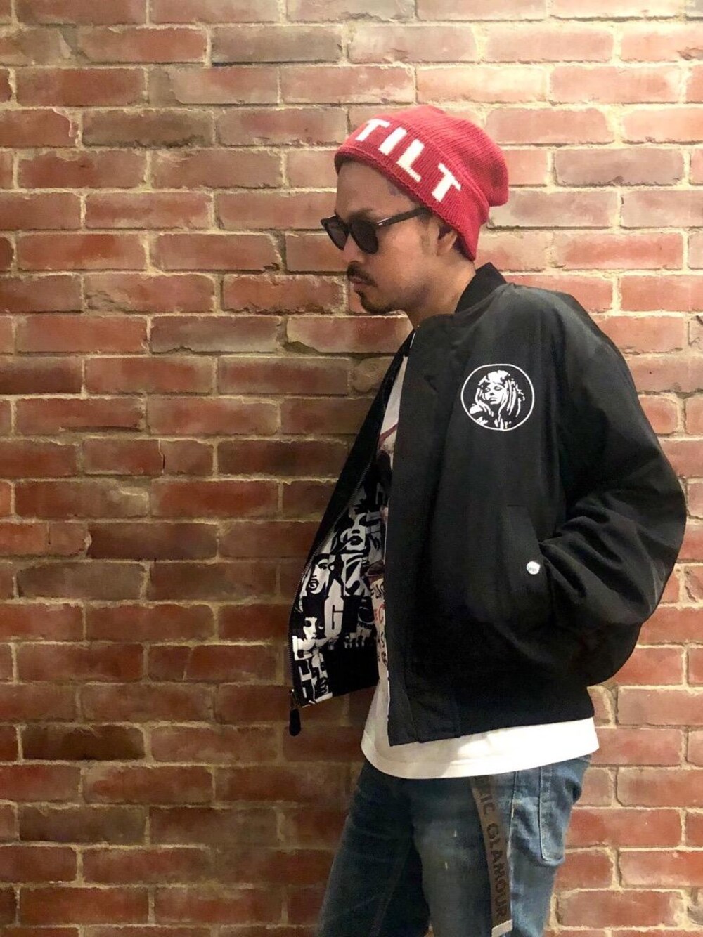 「ニット、カジュアル、Tシャツ、ストリート、g.v.g.v.、大人カジュアル、コラボレーション、Hysteric Glamour、THE CLASH、秋コーデ」｜「HYSTERIC GLAMOURのUSED加工ISKOデニム スリムPT（デニムパンツ、ブルー系）」を使った、Hさん（メンズ・166cm）の秋コーディネートの1枚目の写真