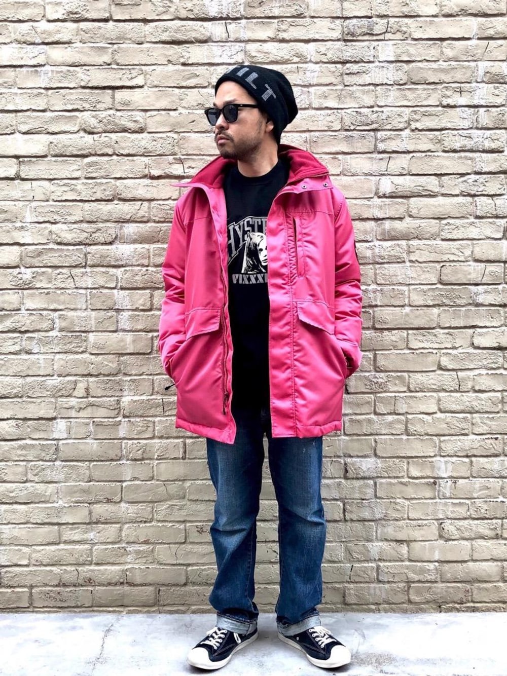 「ニット、デニム、カジュアル、Tシャツ、ストリート、冬コーデ、大人カジュアル、Hysteric Glamour、プリマロフト、90'sスタイル」｜「HYSTERIC GLAMOURのvoidoid（サングラス、ブラック系）」を使った、Hさん（メンズ・166cm）の冬コーディネートの1枚目の写真
