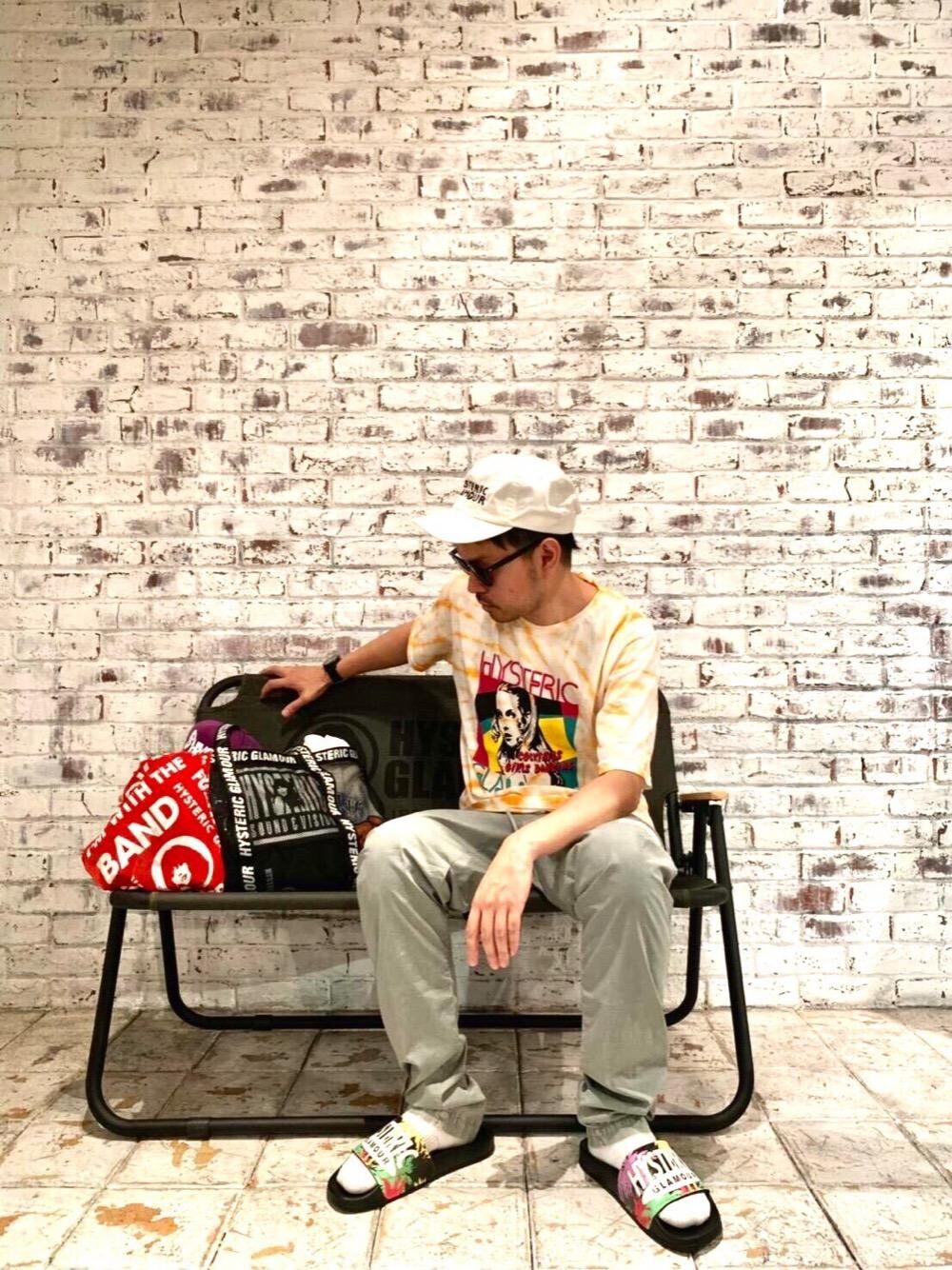 「カジュアル、Tシャツ、ストリート、サンダル、Hysteric Glamour、夏コーデ、タイダイ、ヒステリックグラマー、夏フェス、大阪店リニューアル」｜「HYSTERIC GLAMOURのHYS SYMBOL LOGO 刺繍キャップ（キャップ、ホワイト系）」を使った、Hさん（メンズ・166cm）の夏コーディネートの1枚目の写真