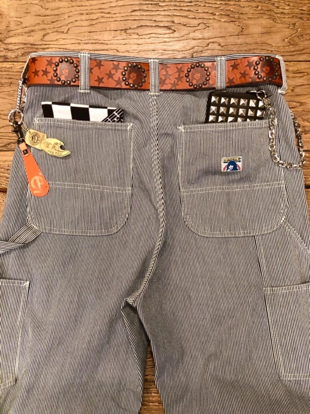 「ワイドパンツ、ベルト、Hysteric Glamour、ペインターパンツ、カジュアルコーデ、ヒステリックグラマー、ストリートコーデ、ウォレット、カラビナ、アメカジコーデ」｜「HYSTERIC GLAMOURのSTUDSカラビナ（キーホルダー、シルバー系）」を使った、Hさん（メンズ・166cm）の夏コーディネートの1枚目の写真