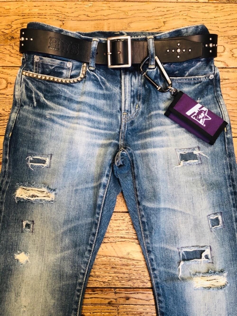 「デニム、ベルト、Hysteric Glamour、カジュアルコーデ、キーケース、ヒステリックグラマー、ストリートコーデ、カラビナ、アメカジコーデ」｜「HYSTERIC GLAMOURのスクエアウインドウリメイク スリムストレートデニムパンツ（その他パンツ、ブルー系）」を使った、Hさん（メンズ・166cm）の秋コーディネートの1枚目の写真