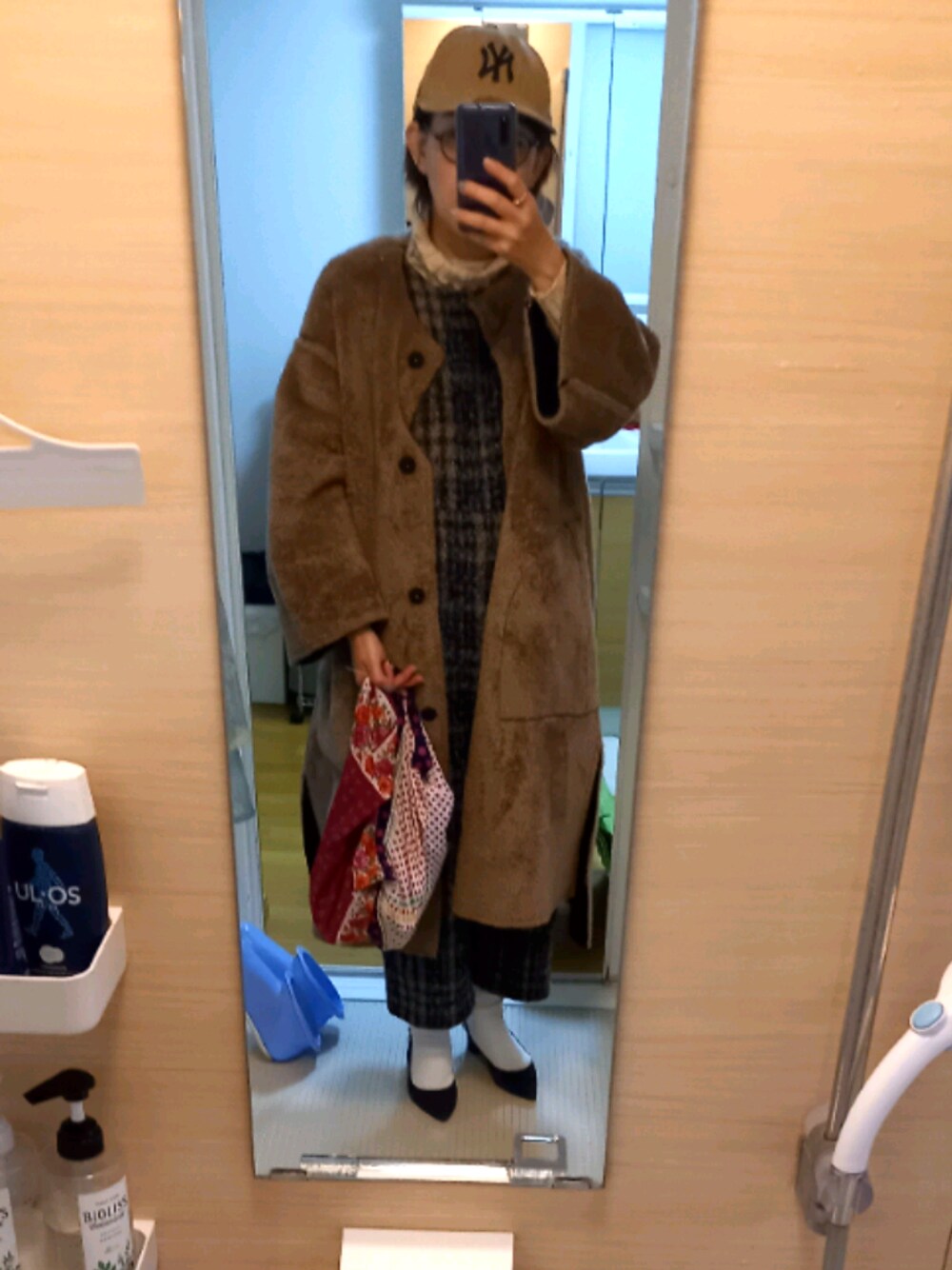 「秋冬コーデ、オトナ女子、大人コーデ、チェック、ブラウンコーデ、ママコーデ、おしゃれさんと繋がりたい、ムートンコート、アラフォー、きれいめカジュアル」｜「mldiurmiのアイテム（ムートンコート、ベージュ系）」を使った、spf768b9さん（レディース・160cm）の秋コーディネートの1枚目の写真