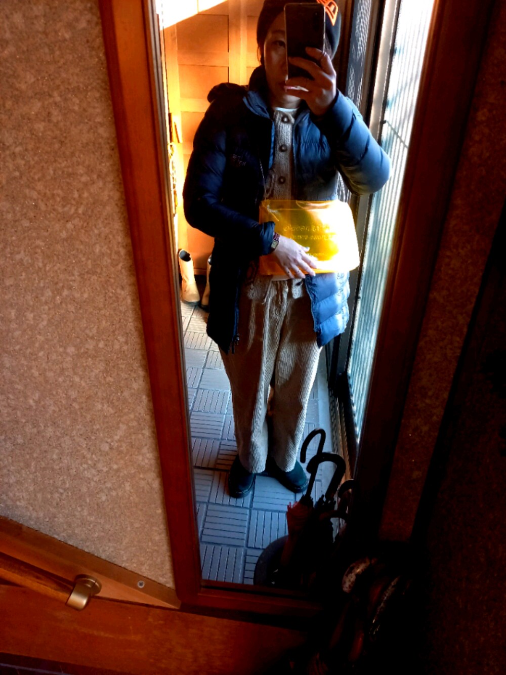 「大人カジュアル、冬アウター、ブラウン、ニット帽、ワイドパンツ、ママコーデ、おしゃれさんと繋がりたい、フォローミー、ラフ、ザノースフェイス」｜「niko and...のアイテム（パンツ、ベージュ系）」を使った、spf768b9さん（レディース・160cm）の秋コーディネートの1枚目の写真