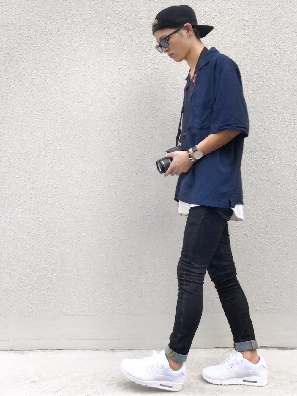 ホワイト系のスニーカー、ブルー系のデニムパンツ、ホワイト系のタンクトップを着用したメンズの夏コーディネートの1枚目の写真