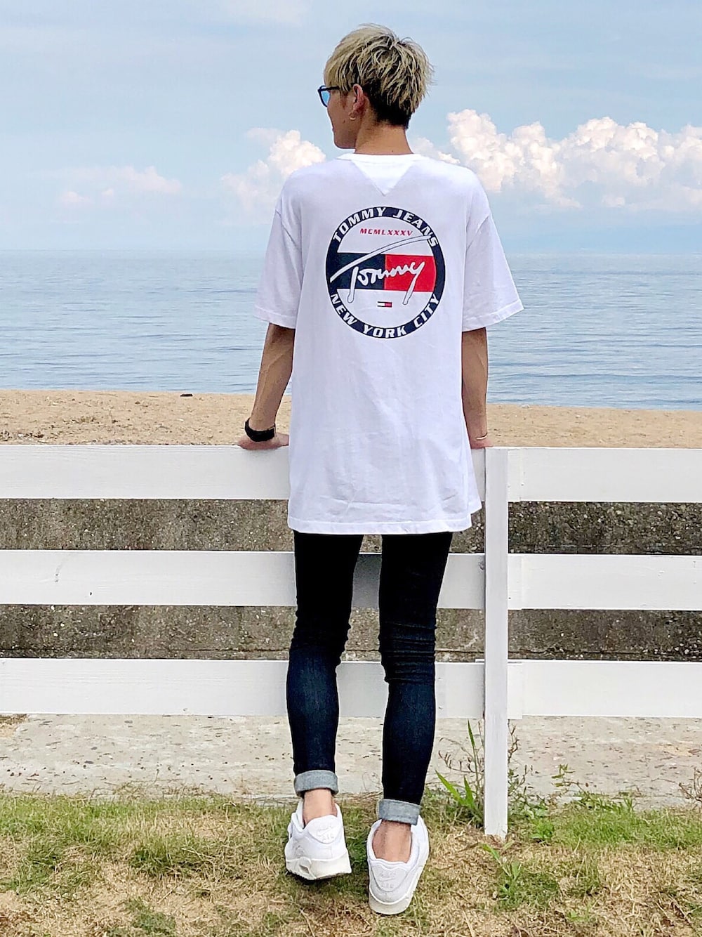 「大人トレンドカジュアル、秋コーデ、シンプルスタイル、キレイめ、ビックシルエット、白Tシャツ、モノトーンコーデ、ビッグT、スキニーデニム、エアマックス90」｜「tommy jeansのバック グラフィック Tシャツ（Tシャツ/カットソー、ホワイト系）」を使った、kakeruさん（メンズ・170cm）の秋コーディネートの1枚目の写真