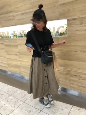 「Aラインスカート」｜「アイテム（スニーカー）」を使った、amiruさん（レディース・160cm）の秋コーディネート