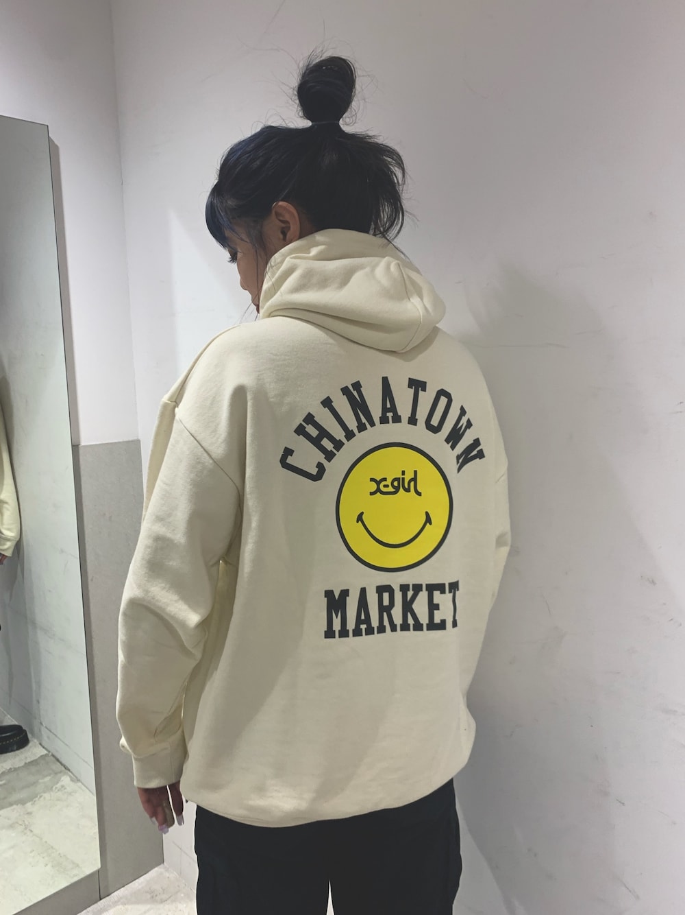 X-girl × CHINATOWN MARKET SMILEY SWEAT X-girl（エックスガール）の「X-girl × CHINATOWN MARKET SMILEY(R
