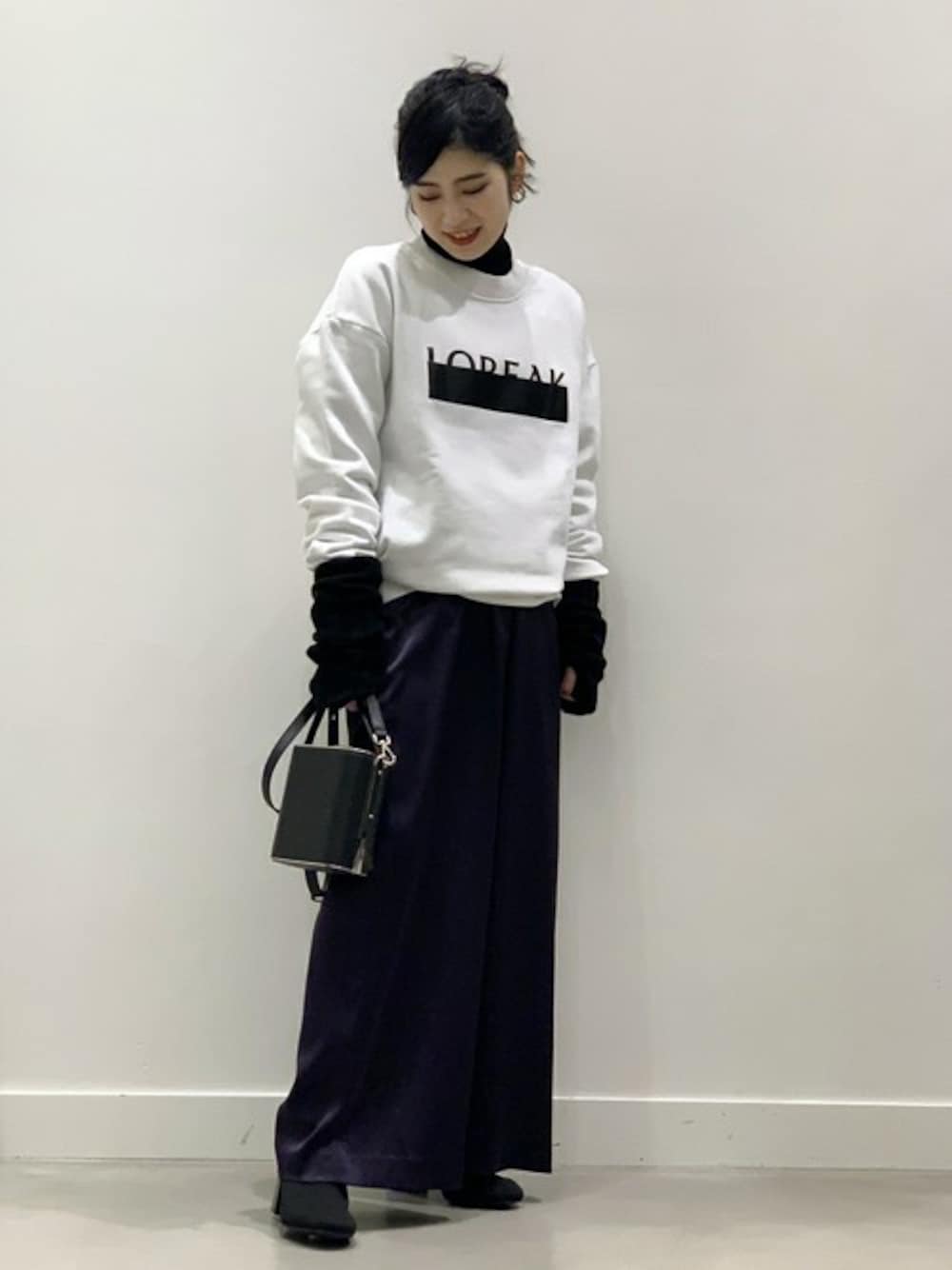 「スウェット、大人カジュアル、ロゴプリント、パンツスタイル、スポーティ、APSTUDIO、LOREAK」｜「AP STUDIOの【LOREAK/ロレーク】NO LOGOスウェット（スウェット、ホワイト系）」を使った、OOHIRAさん（レディース・153cm）の冬コーディネートの1枚目の写真