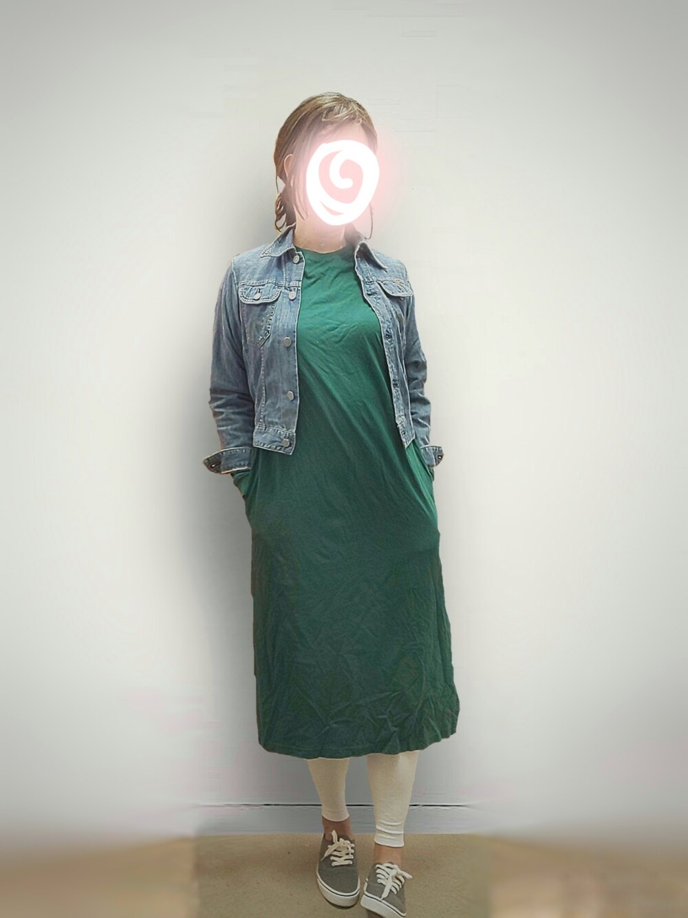 グリーン系のワンピース、ブルー系のデニムジャケット、ホワイト系のレギンス/スパッツを着用したレディースの秋コーディネートの1枚目の写真