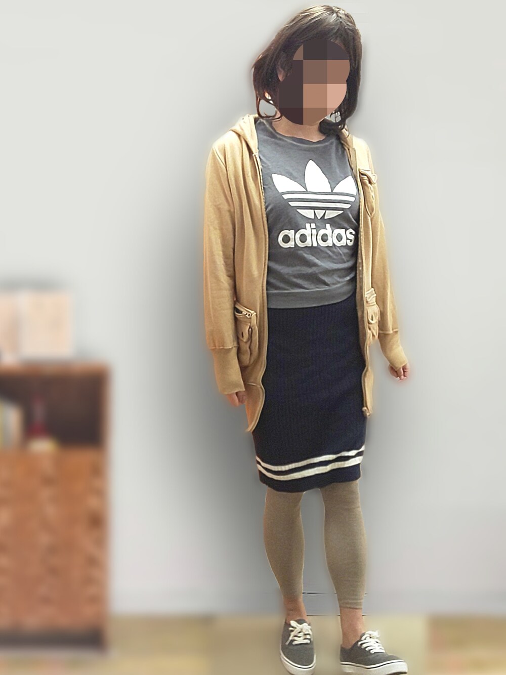 グレー系のスウェット、ブラック系のスカートを着用したレディースの冬コーディネートの1枚目の写真