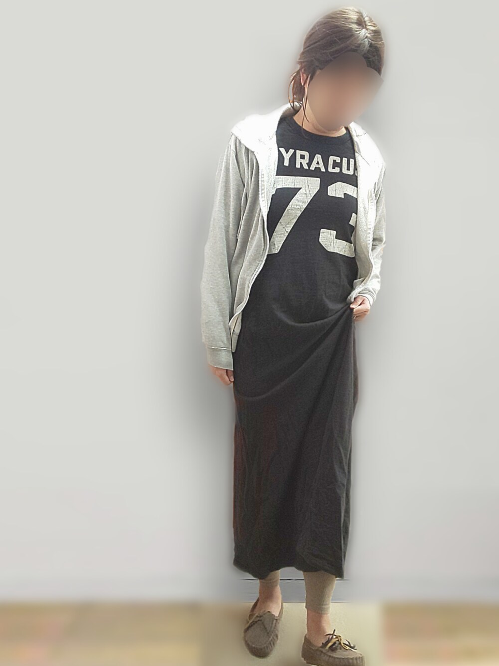 ブラック系のワンピースを着用したレディースの冬コーディネートの1枚目の写真