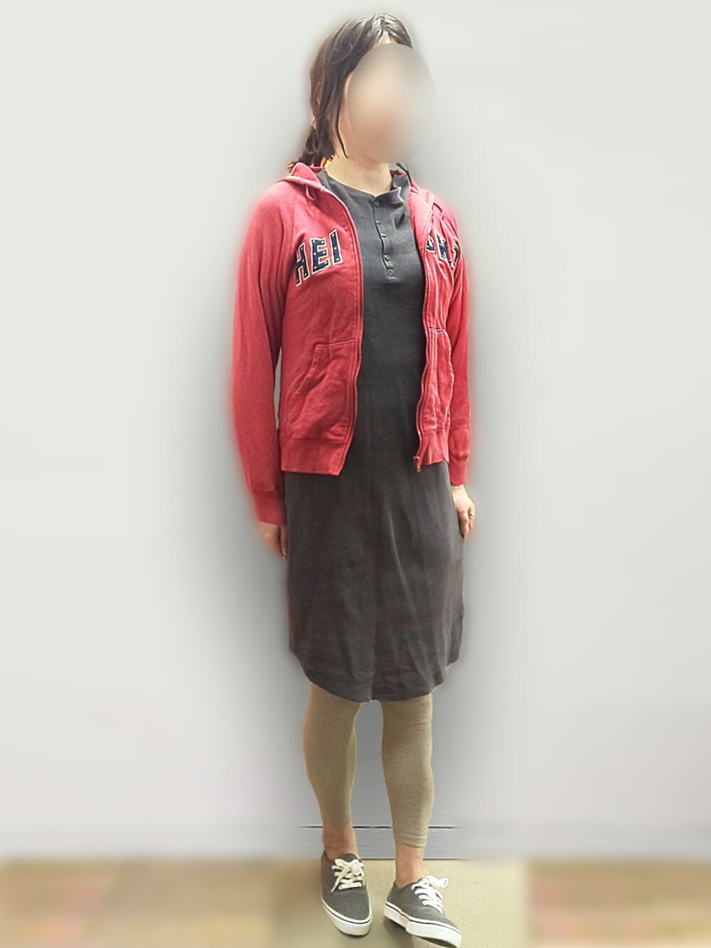 ブラック系のワンピースを着用したレディースの冬コーディネートの1枚目の写真