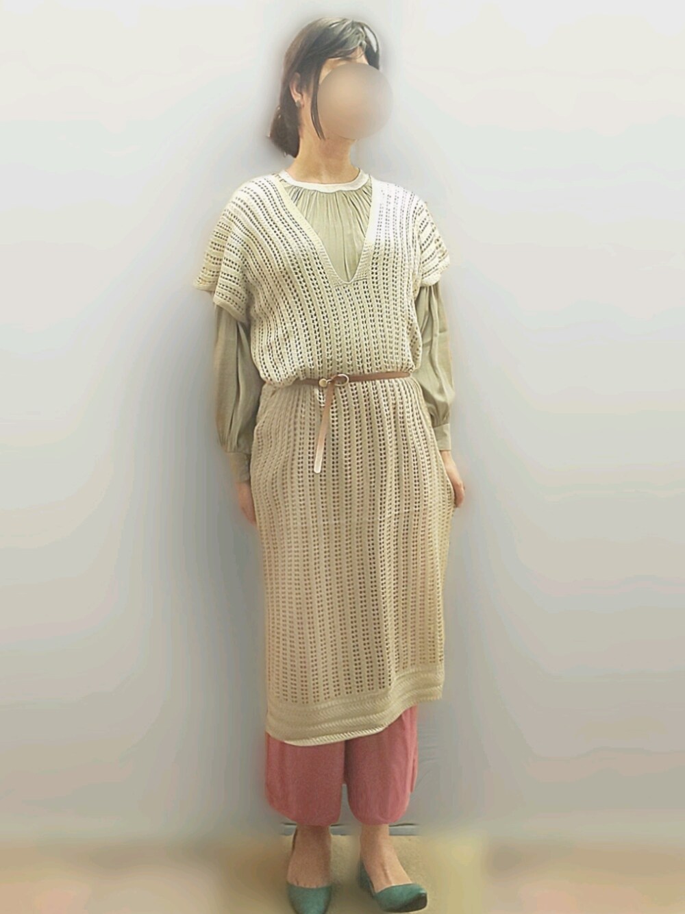 ベージュ系のワンピース、グリーン系のTシャツ/カットソーを着用したレディースの春コーディネートの1枚目の写真