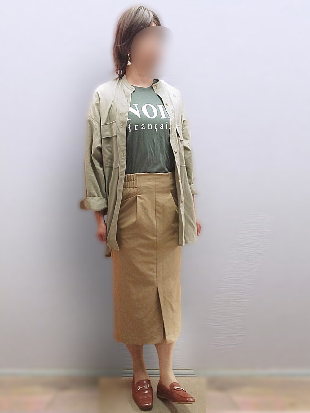 「高身長女子、シャツジャケット、ロゴT、タイトスカート、ローファー、お仕事コーデ、ロゴものLovers、アースカラー、おしゃれさんと繋がりたい」｜「moment+の【2021S/S New Arrival】コットンリネンバンドカラービックシャツジャケット（カバーオール、グリーン系）」を使った、🍠ゆみっつ🍠さん（レディース・172cm）の夏コーディネートの1枚目の写真