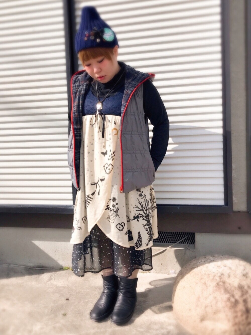 ベージュ系のワンピース、グレー系のその他を着用したレディースの冬コーディネートの1枚目の写真